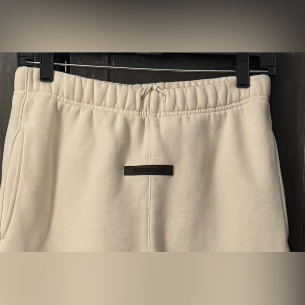 FEAR OF GOD ESSENTIALS Sweatpants Joggers Cream/Buttercream - Picture 6 of 12